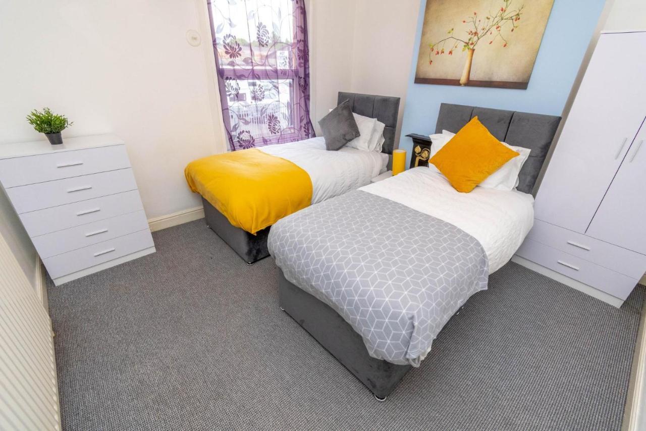 Fantastic 3 Bedroom House *Free Parking* Wolverhampton Kültér fotó