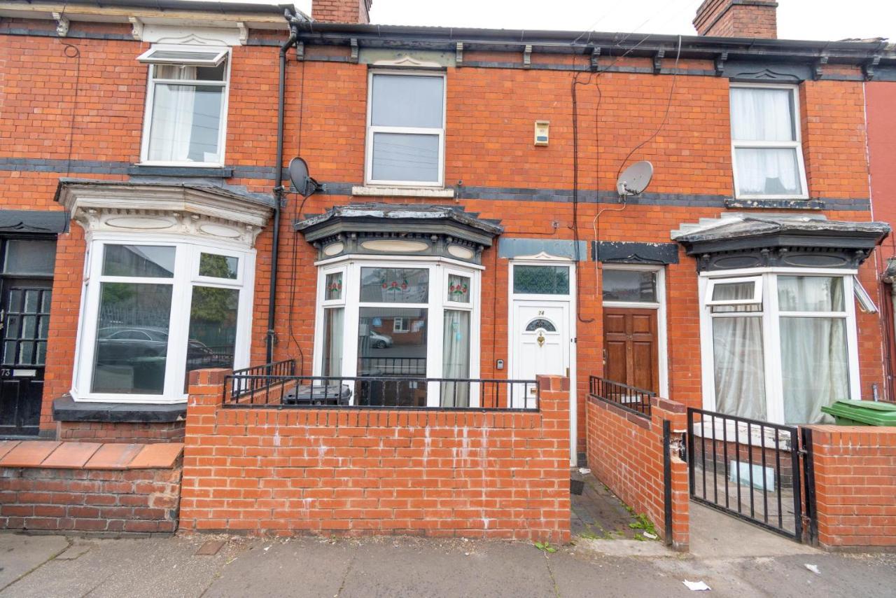 Fantastic 3 Bedroom House *Free Parking* Wolverhampton Kültér fotó