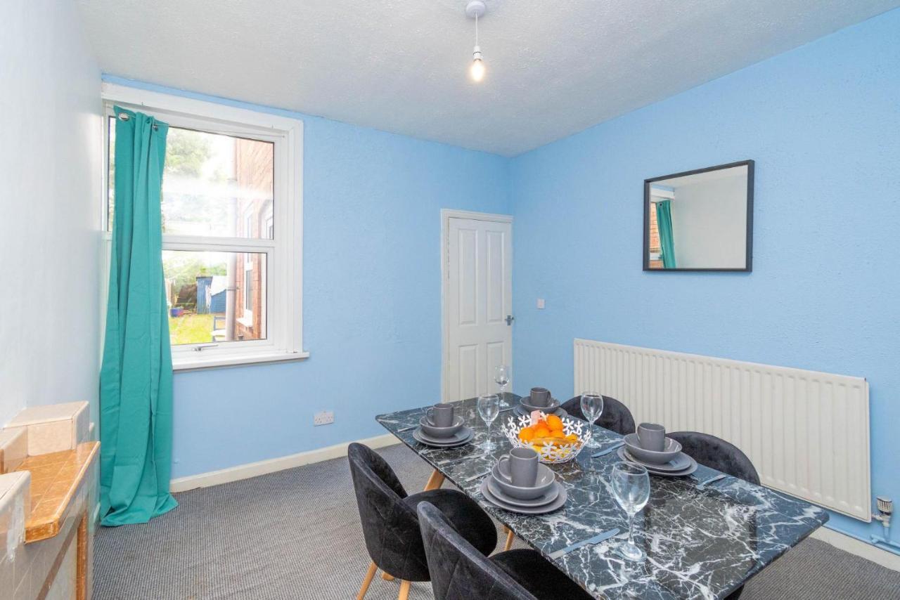 Fantastic 3 Bedroom House *Free Parking* Wolverhampton Kültér fotó
