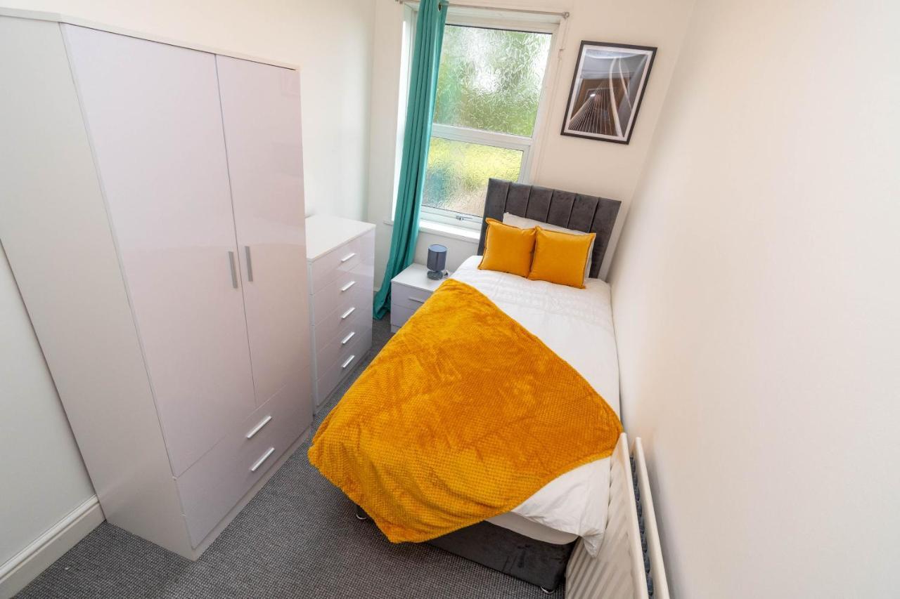 Fantastic 3 Bedroom House *Free Parking* Wolverhampton Kültér fotó