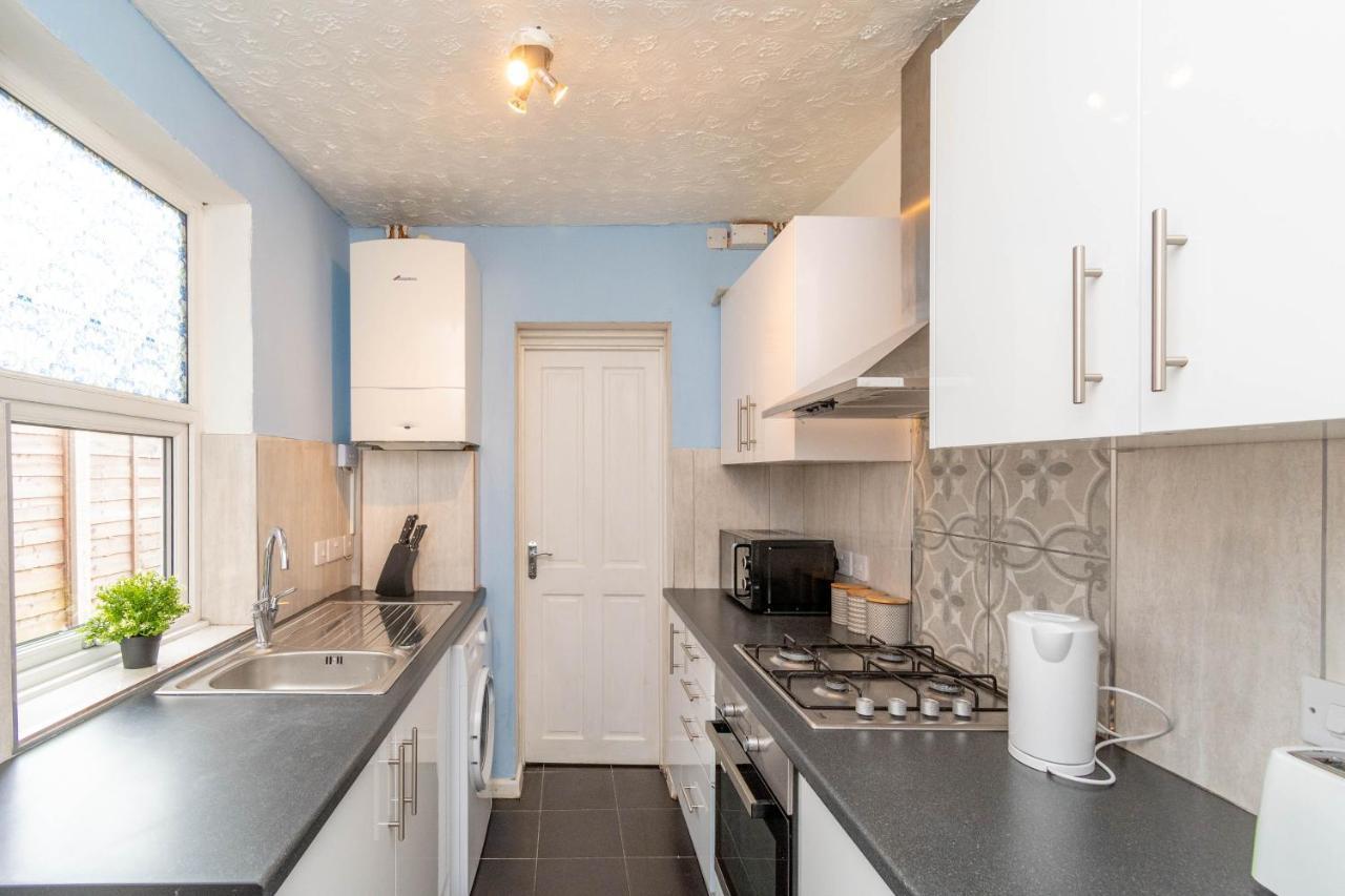 Fantastic 3 Bedroom House *Free Parking* Wolverhampton Kültér fotó