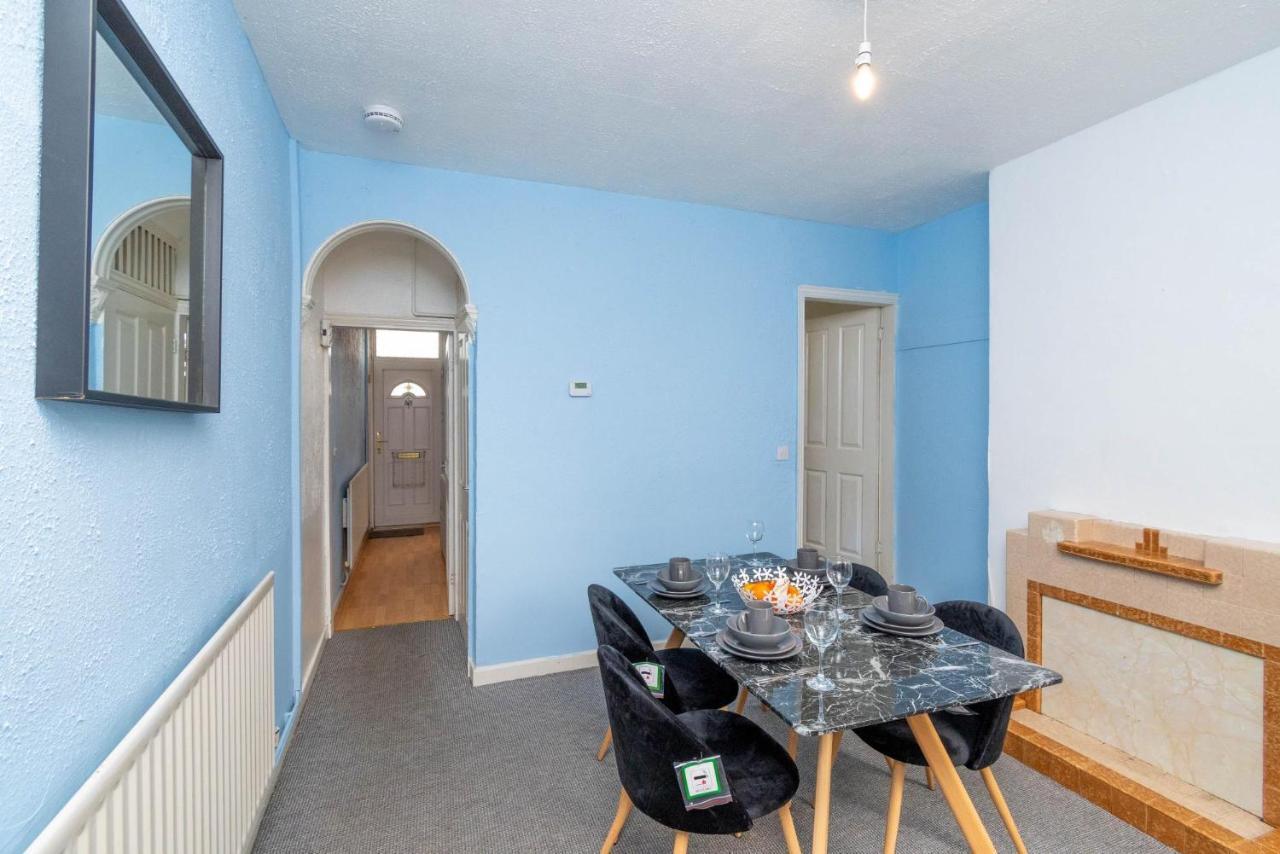 Fantastic 3 Bedroom House *Free Parking* Wolverhampton Kültér fotó