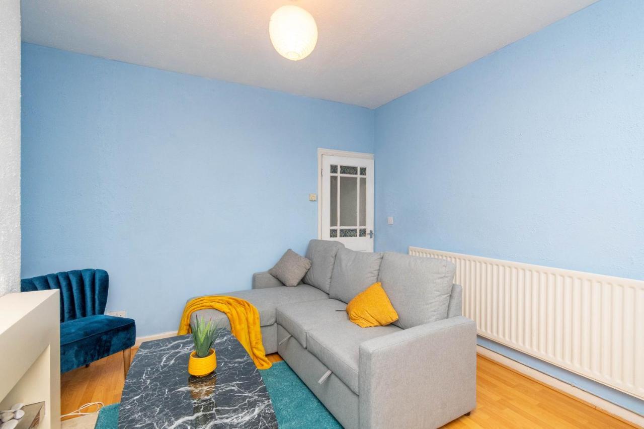 Fantastic 3 Bedroom House *Free Parking* Wolverhampton Kültér fotó