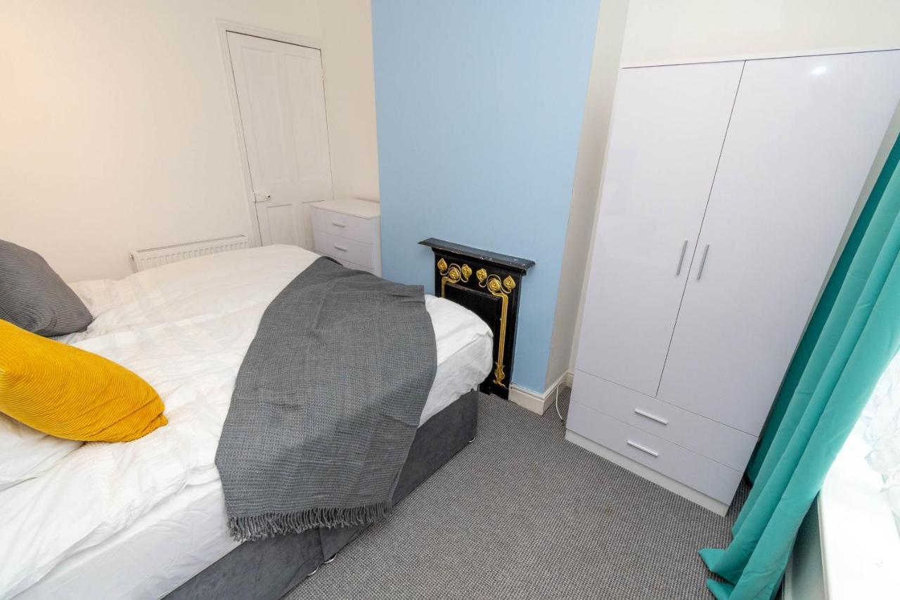 Fantastic 3 Bedroom House *Free Parking* Wolverhampton Kültér fotó