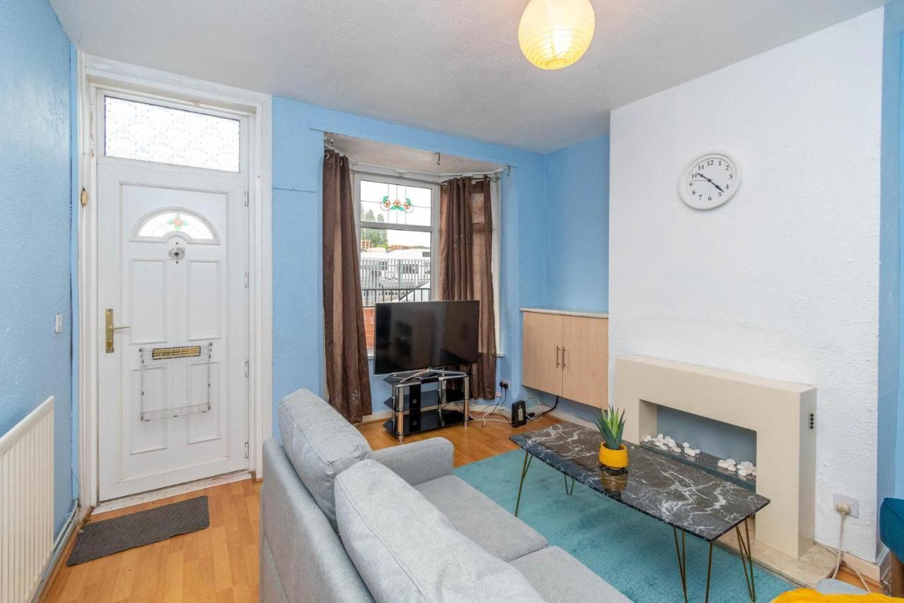 Fantastic 3 Bedroom House *Free Parking* Wolverhampton Kültér fotó